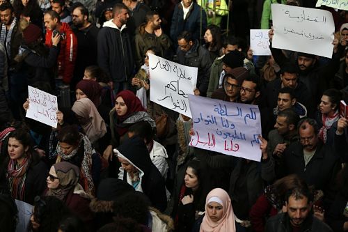 Les forces de l’Autorité palestinienne tirent à balles réelles sur une manifestation, les Palestiniens demandent des armes, des missiles et que Mahmoud Abbas soit jugé